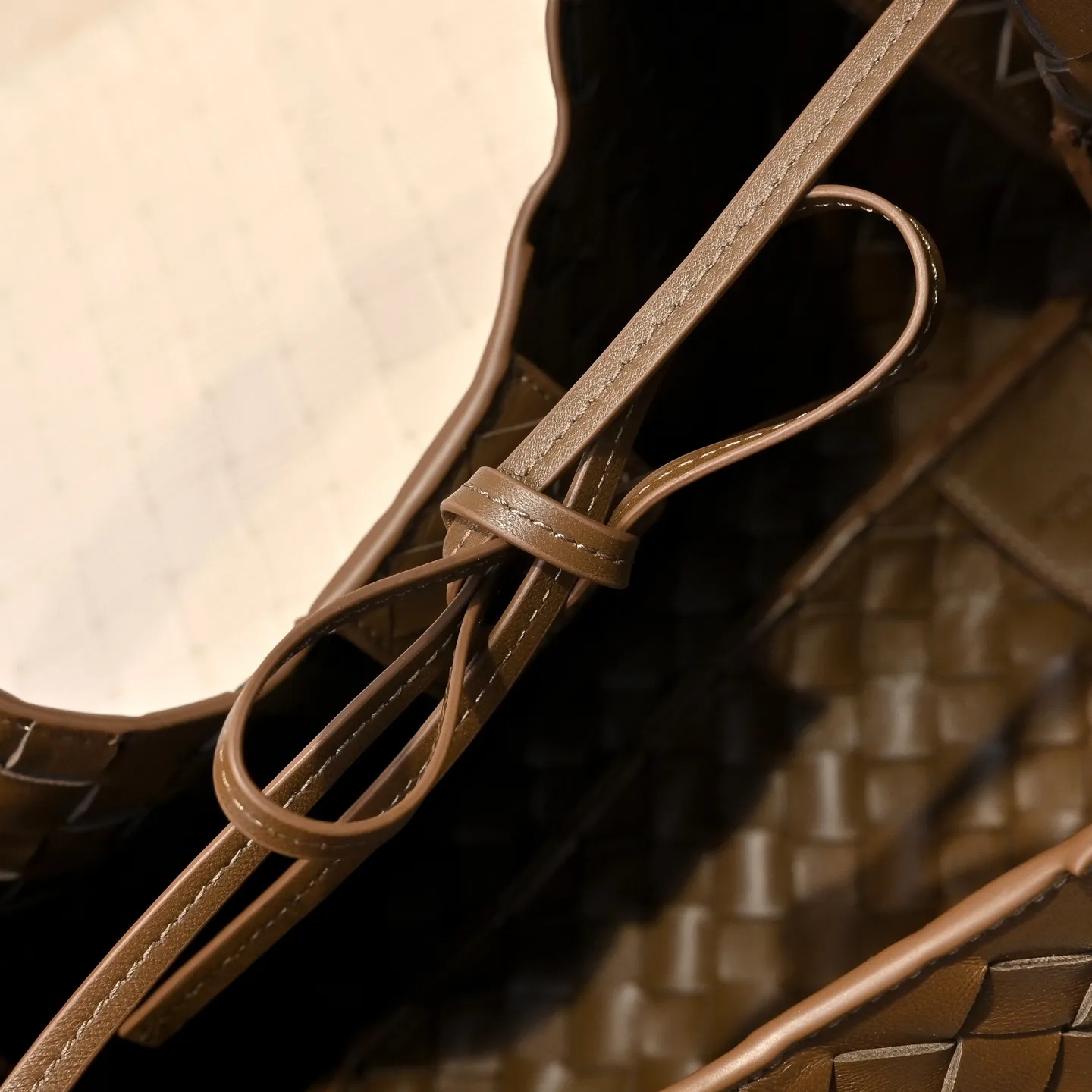Batch 2160 new products are coming! BOTTEGA VENETA Bottega Veneta's 2025 new Campana shoulder bag is on the market~ First of all, I would like to praise the weight of this bag. As a not too small bag, it is very light for daily use. For people like me who need to carry a lot of belongings when going out, this advantage is great, and it greatly reduces the burden of traveling. 🛍️The shape is a bit like a combination of parachute and jodie. The blunt triangle shape is cute and honest. Carrying it on your back when going shopping is a good mood accelerator. The handles and body of the bag are both classic weaves. A tie is added to the original open design. If it is not tied up, the bag will look like a small vegetable basket when carried. Style number: 4249 Size: 33*20*16.5cm